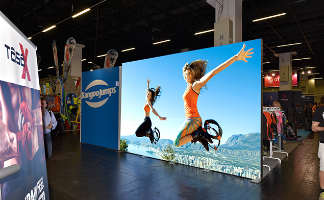 西班牙立式展會(huì)雙面卡布燈箱解決方案