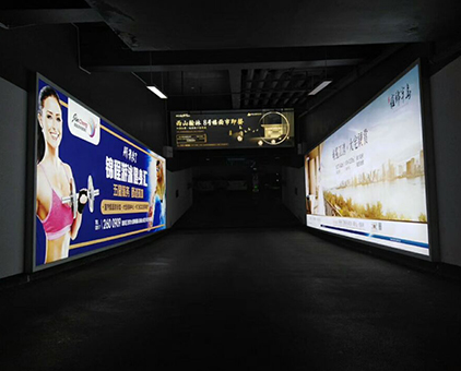 地下停車(chē)場(chǎng)工程拉布燈箱