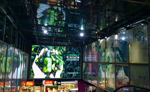 廣州動(dòng)漫星城室內(nèi)化妝品廣告拉布燈箱