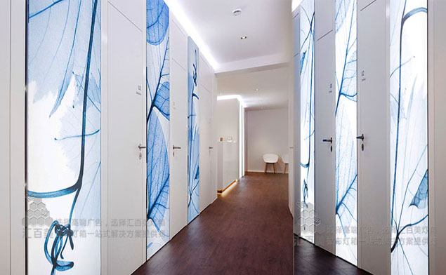 德國(guó)體檢醫(yī)院—燈箱裝飾背景墻方案